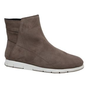 ERIC MICHAEL Black Pena Suede Boots